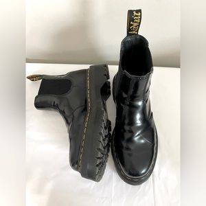 PLATFORM DOC MARTENS CHELSEA BOOT! Size men’s 8, size women’s 10
